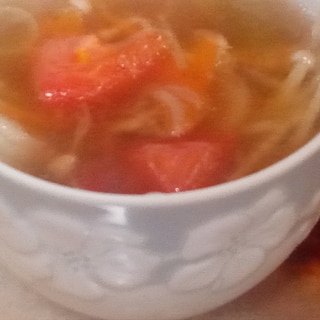 トマトとえのき茸とポーチドエッグの中華スープ
